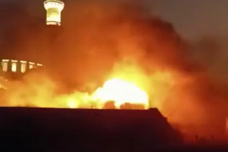 3 katlı metruk bina alev alev yandı