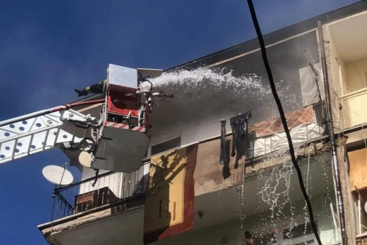 4 katlı binada çıkan yangını korkuttu