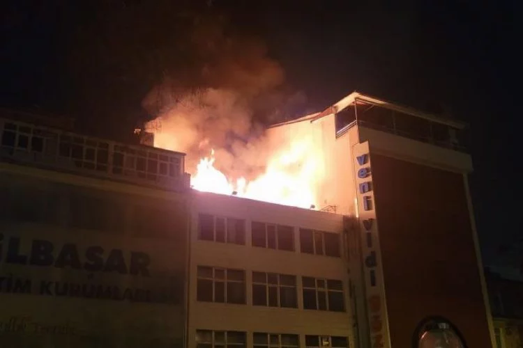 4 katlı binanın çatısında  yangın