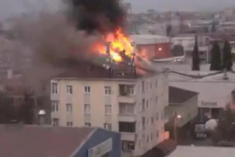 4 katlı bir binanın çatısında yangın
