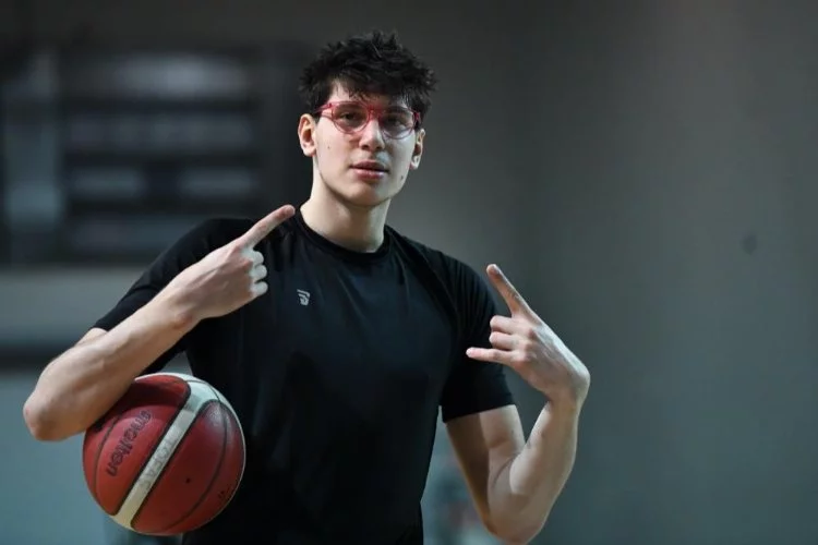 Basketbolculardan kansere pembe gözlük