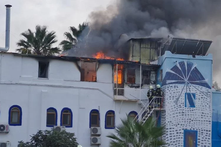 Bir otelin çatı katındaki yangın panik yarattı