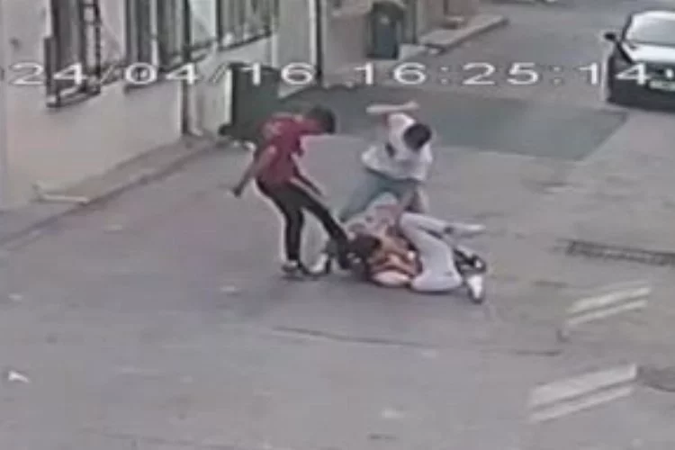 Bursa’da 3 genç tartıştıkları kişiyi öldüresiye dövdü