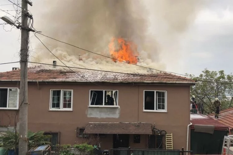 Bursa’da evin çatısı alev alev yandı