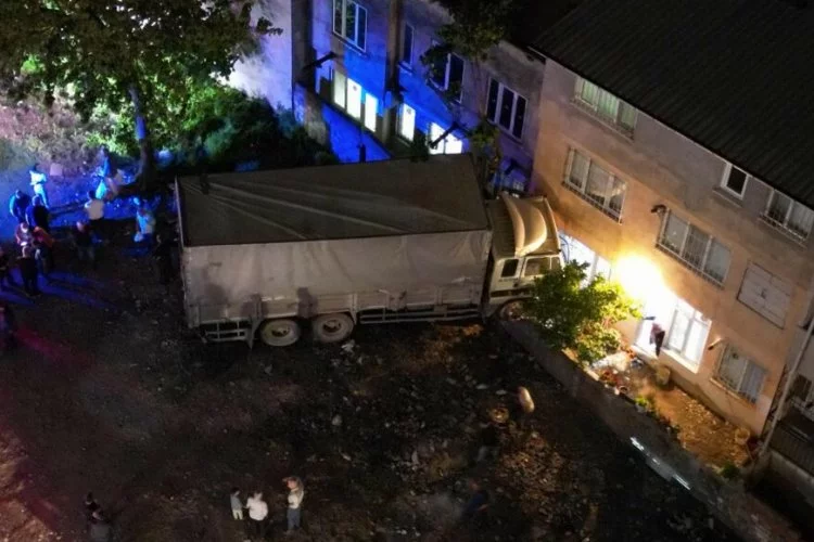 Bursa’da facia ucuz atlatıldı! Freni boşalan kamyon eve girdi