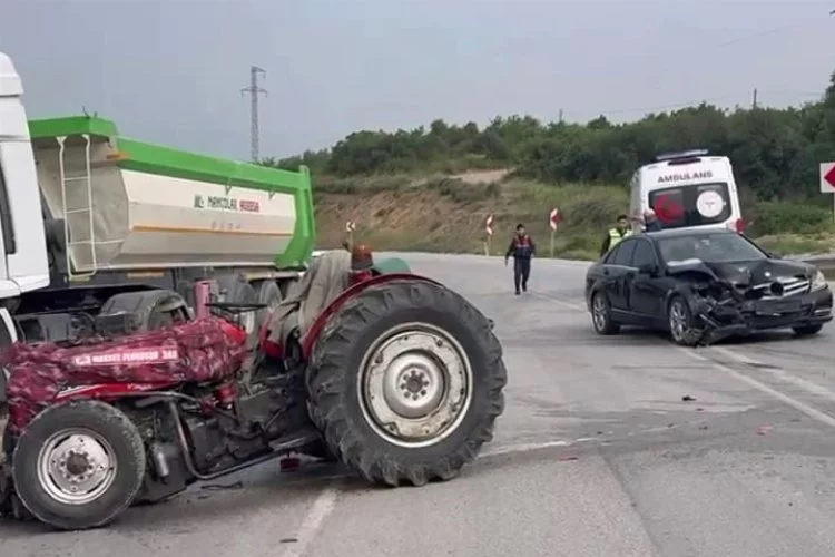 Bursa’da feci kaza! Traktör ile otomobil çarpıştı