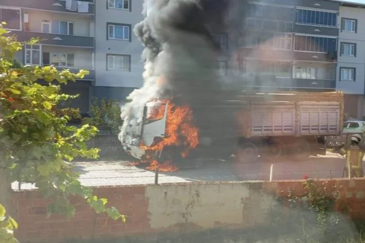 Bursa'da kamyon alev alev yandı