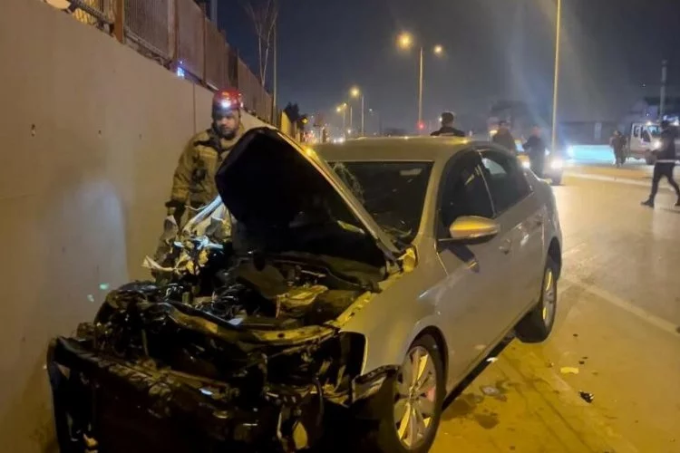 Bursa’da kaza… Önce kamyonete sonra duvara çarptı