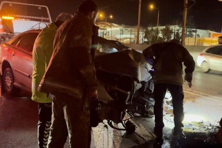 Bursa’da korkutan kaza: 3 arkadaş otomobilde sıkıştı