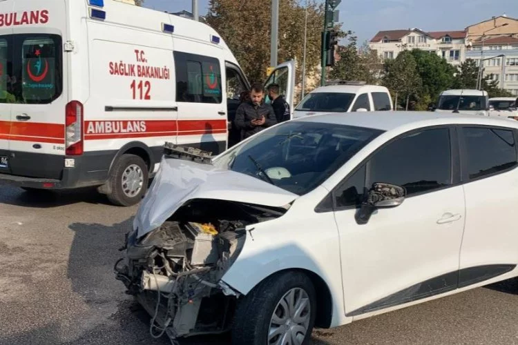 Bursa’da otomobilin çarptığı minibüs devrildi