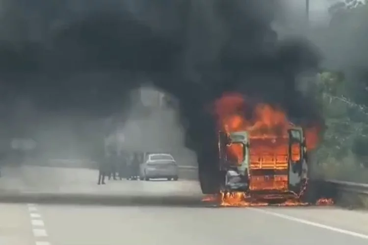 Bursa’da servis minibüsü alev alev yandı