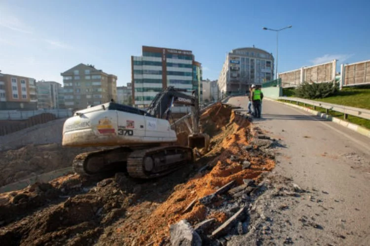 Bursa’da yol çöktü, ekipler çalışmaya başladı!