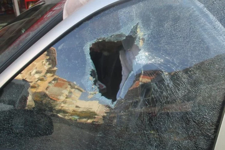 Çarptığı aracın camını yumruklayıp kırdı