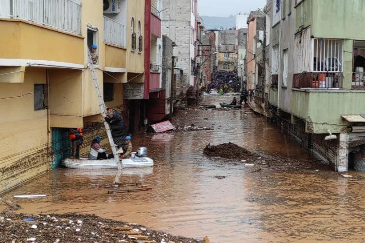 Deprem bölgesini sel vurdu: 11 ölü, 7 kayıp