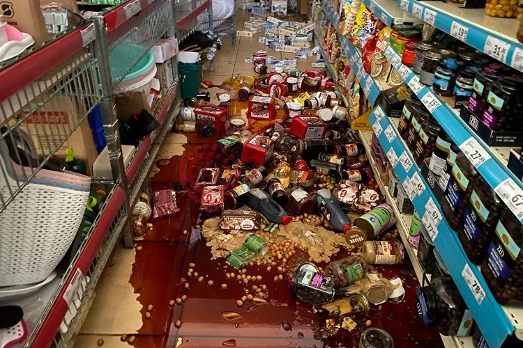 Deprem market raflarını yere indirdi