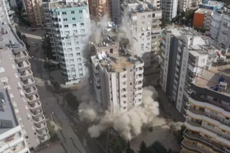 Depremde ağır hasar alan apartman yıkıldı