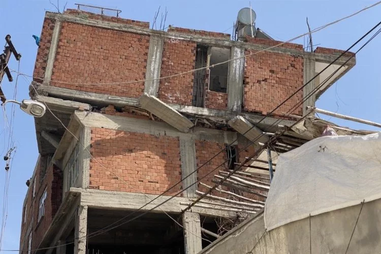 Depremin yıktığı binada ilginç görüntü
