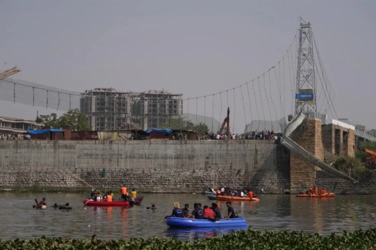 Hindistan’daki köprü faciasında 9 kişi tutuklandı