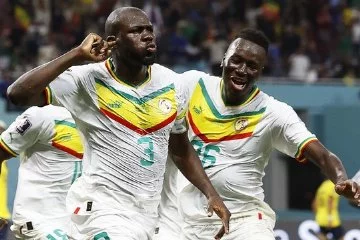 Hollanda ve Senegal son 16'da