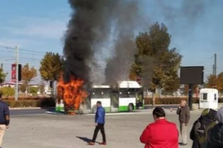 İçinde yolcu bulunan halk otobüsü alev alev yandı