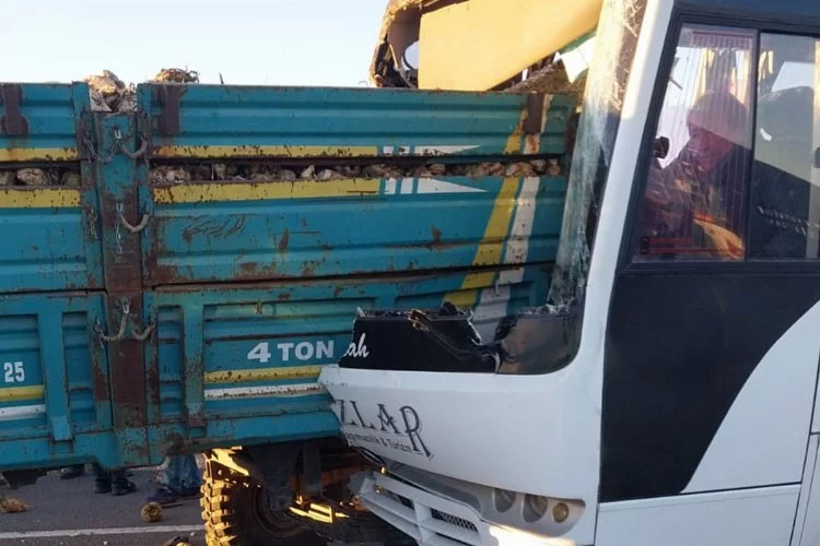 İşçi servisi ile  traktör çarpıştı: 13 yaralı