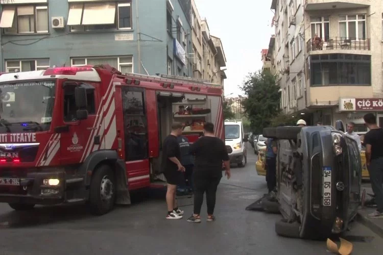 Kadıköy'de iki araç böyle çarpıştı