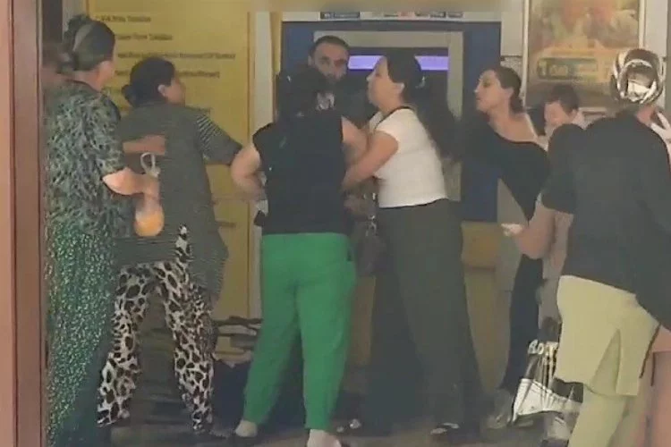 Kadınların ATM başında sıra kavgası