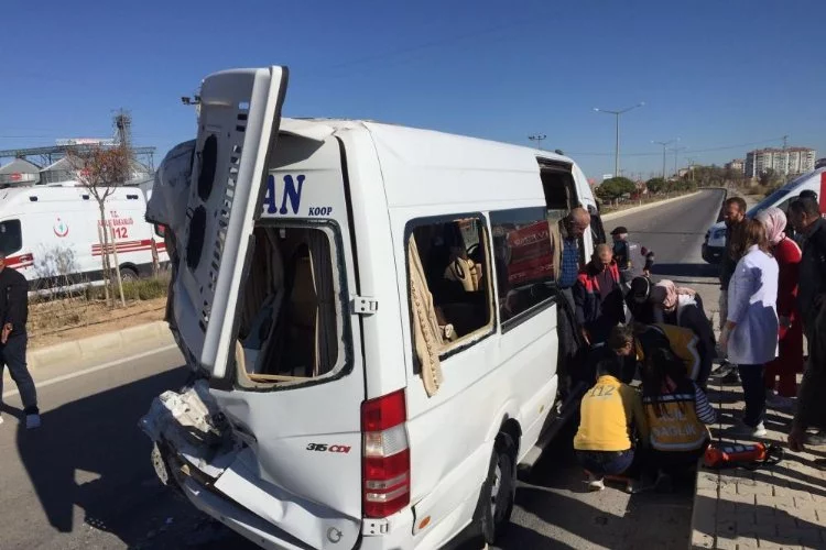 Kamyon ile minibüs çarpı 11 kişi yaralandı