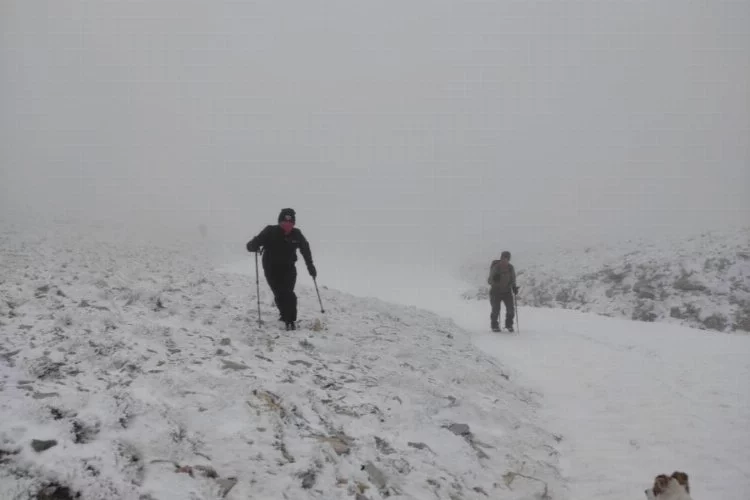 Karla kaplı Uludağ'ın zirvesinde 19 Mayıs yürüyüşü