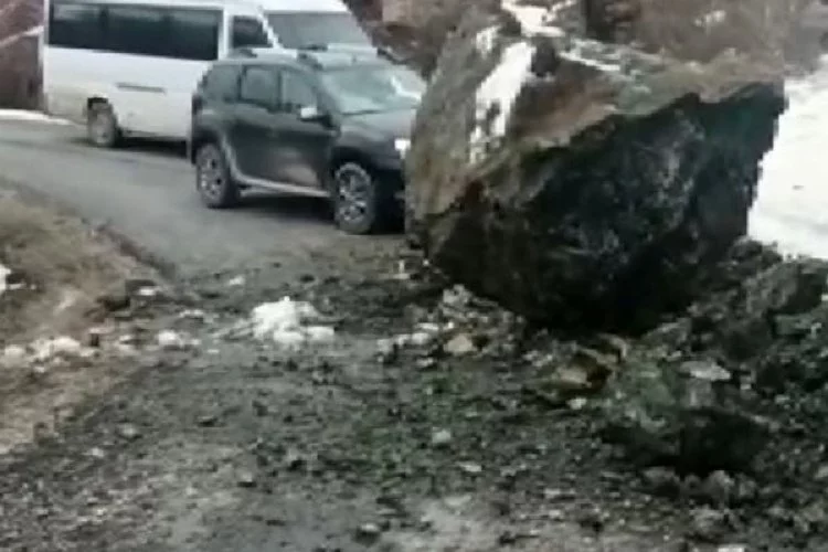 Kaya parçaları köy yolunu kapattı