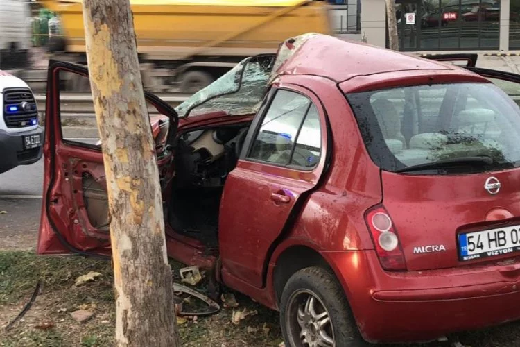 Kontrolden çıkan otomobil, ağaca çarptı