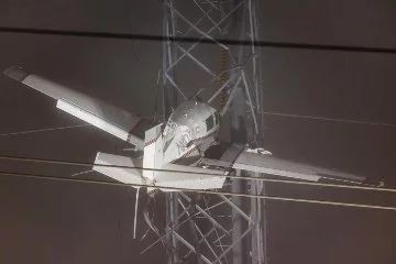 Küçük uçak elektrik direğine saplandı