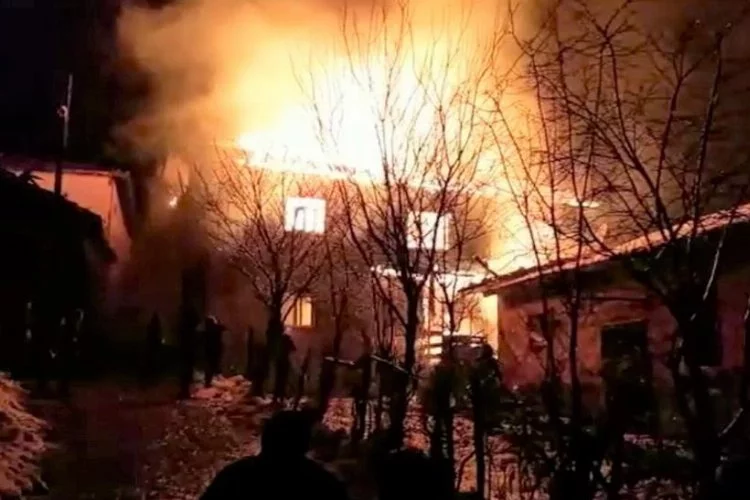 Kütahya'da yanan 2 katlı ahşap evden canını zor kurtardı