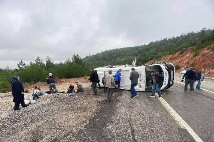 Minibüs ile kamyonet çarpıştı: 6 yaralı