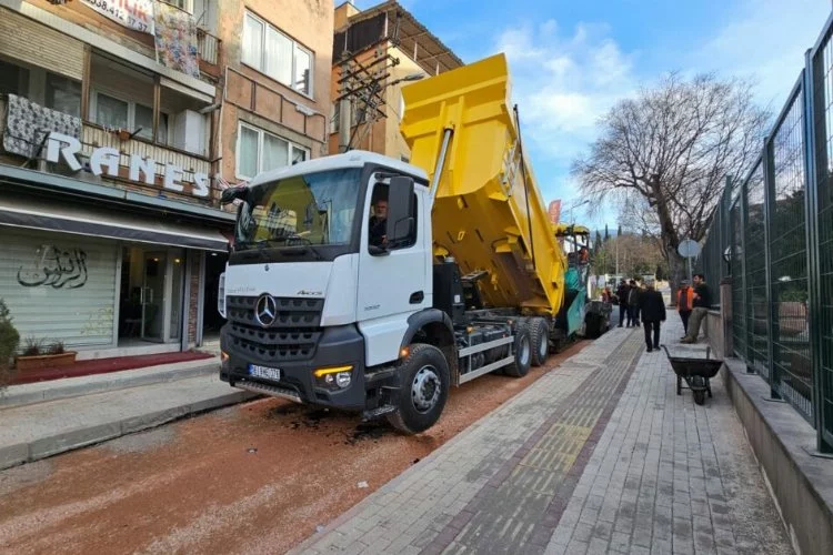 Osmangazi’de asfalt mesaisi hız kesmiyor