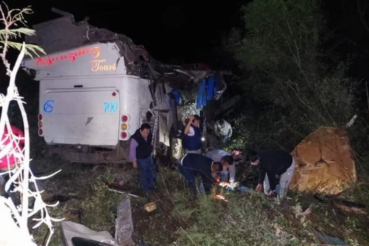 Otobüs uçuruma yuvarlandı: 3 ölü, 36 yaralı