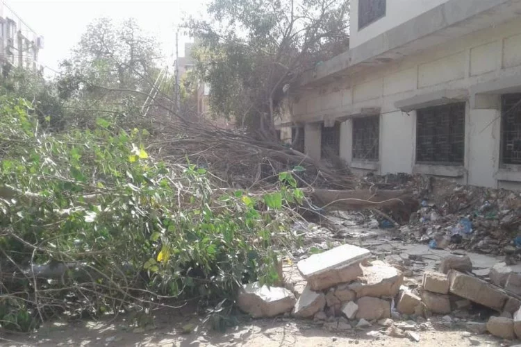 Pakistan’da şiddetli rüzgarda duvar çöktü: 5 ölü
