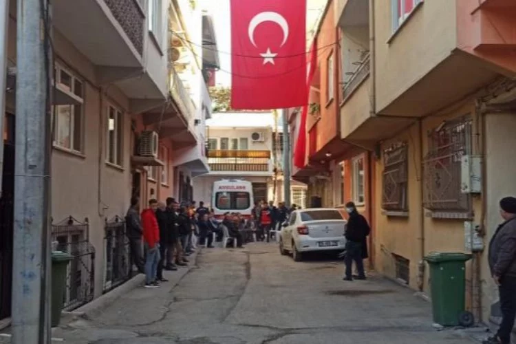 Şehidin evine Türk bayrağı asıldı