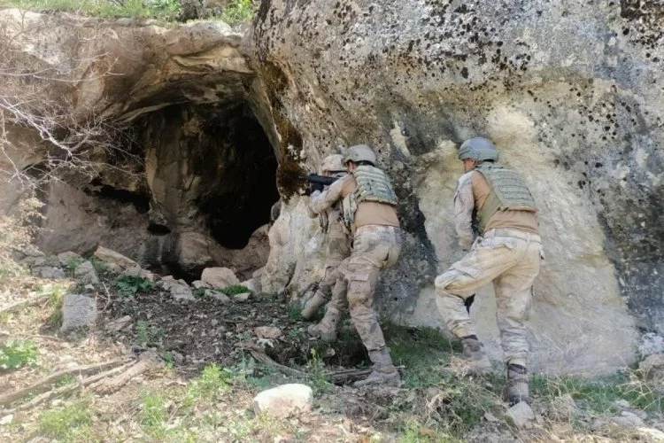 Teröristler mağarada sıkıştırıldı