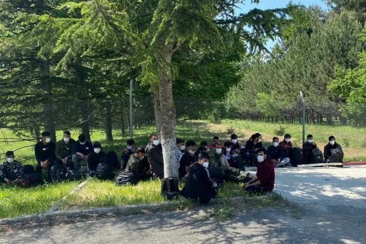 Türkiye'ye itilen 27 kaçak göçmen yakalandı