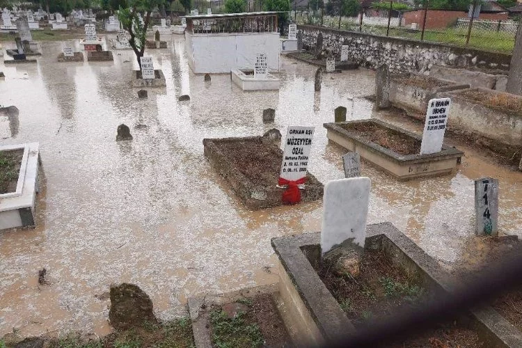 Yağış mezarlığı su içerisinde bıraktı