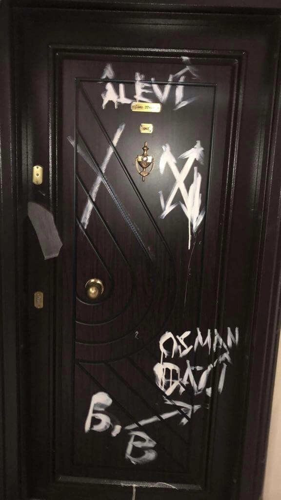 Kapı ve duvarlara “X” işareti