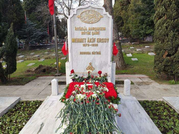 MEHMET AKİF ERSOY MEZARI BAŞINDA ANILDI