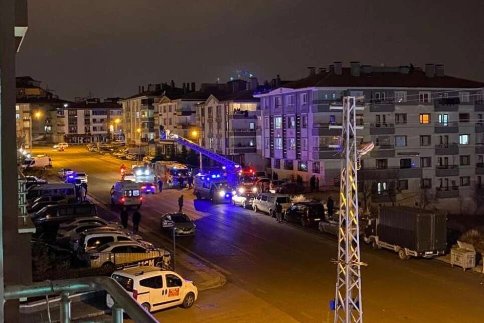 Polisten  kaçmak isterken apartman boşluğuna sıkıştı