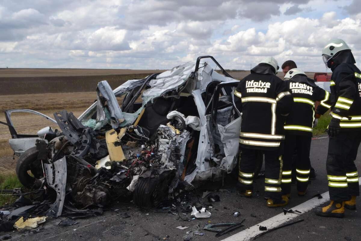 Feci kazada araç hurdaya döndü