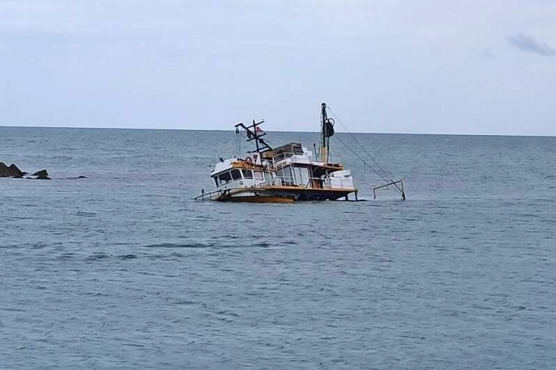 Batan tekne 2 gündür kurtarılmayı bekliyor