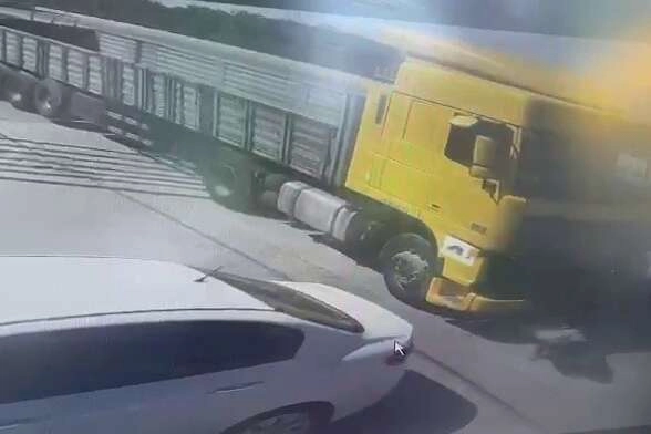 Park ettiği tırın altında kalarak öldü