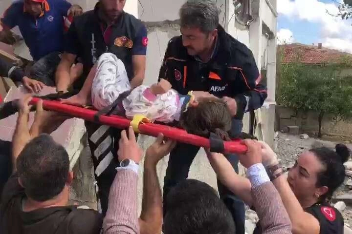Yıkılan evin enkazından 4 kişi sağ çıkartıldı