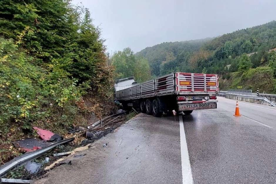 Bursa'da  tır yamaca çarptı