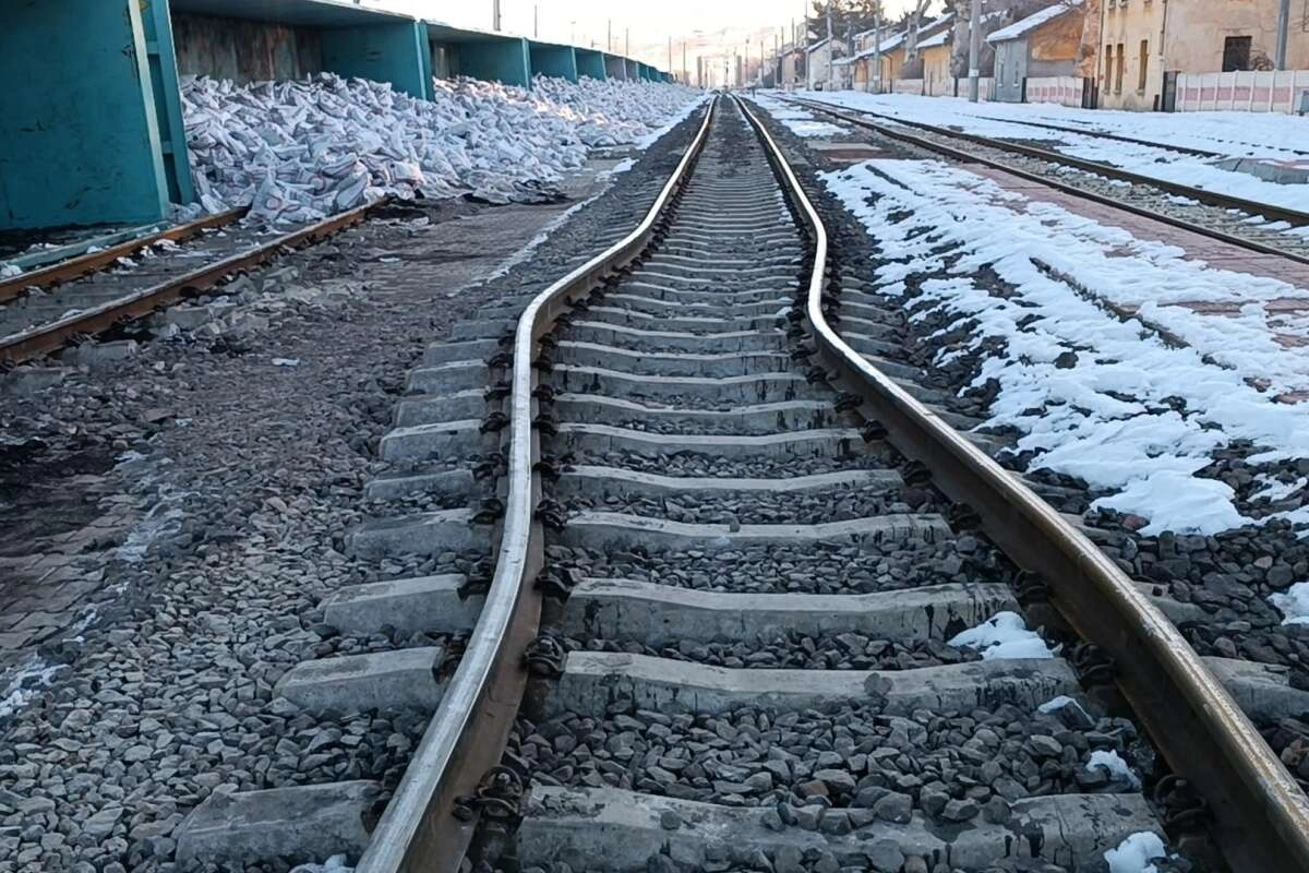 Deprem tren raylarını büktü